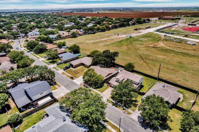 2311 Willow Dr, Portland, TX 78374
