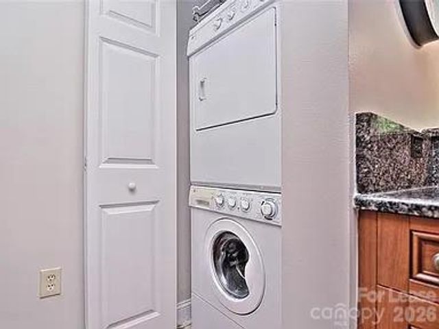 300 W 5th Street, Charlotte, NC 28202