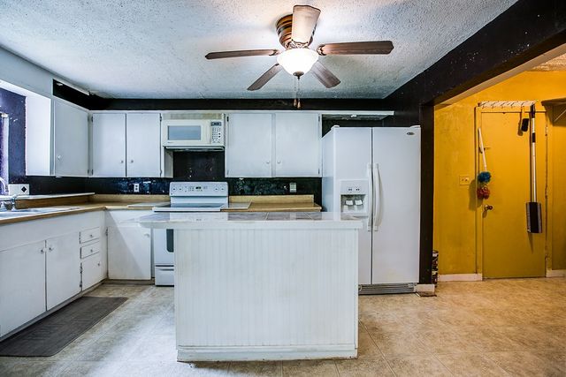 405 W James Avenue, Mertzon, TX 76941