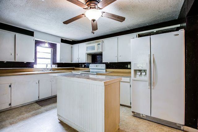 405 W James Avenue, Mertzon, TX 76941