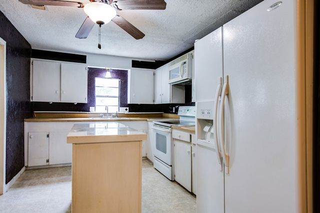 405 W James Avenue, Mertzon, TX 76941