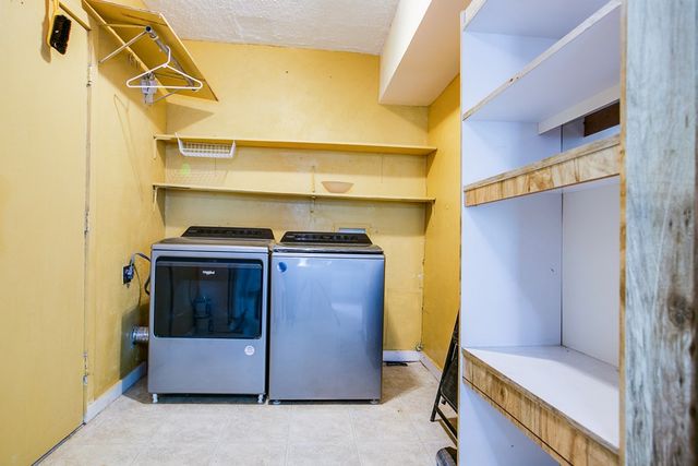 405 W James Avenue, Mertzon, TX 76941