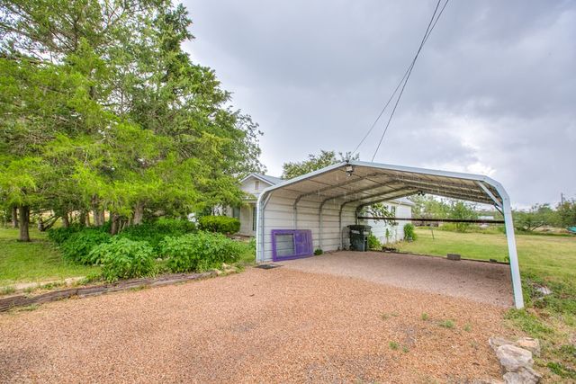 405 W James Avenue, Mertzon, TX 76941