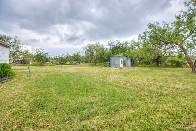 405 W James Avenue, Mertzon, TX 76941