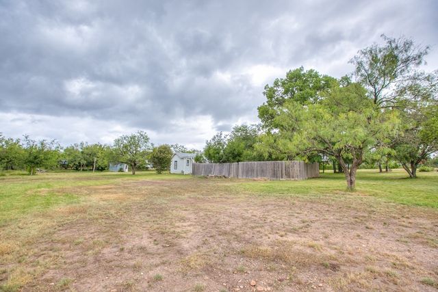 405 W James Avenue, Mertzon, TX 76941