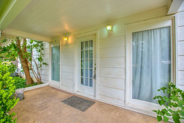 405 W James Avenue, Mertzon, TX 76941