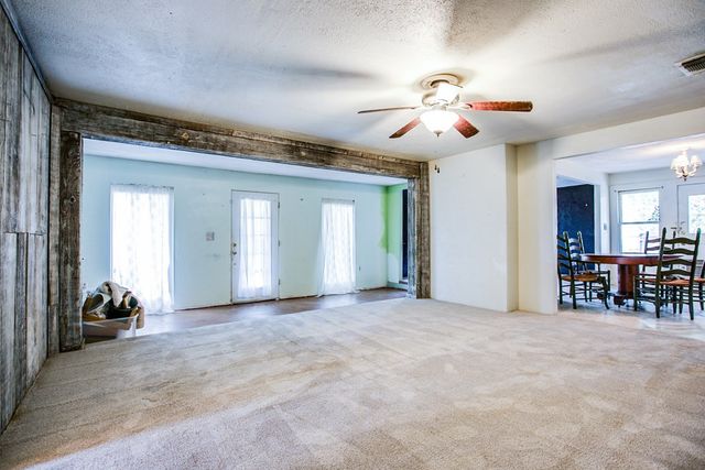 405 W James Avenue, Mertzon, TX 76941