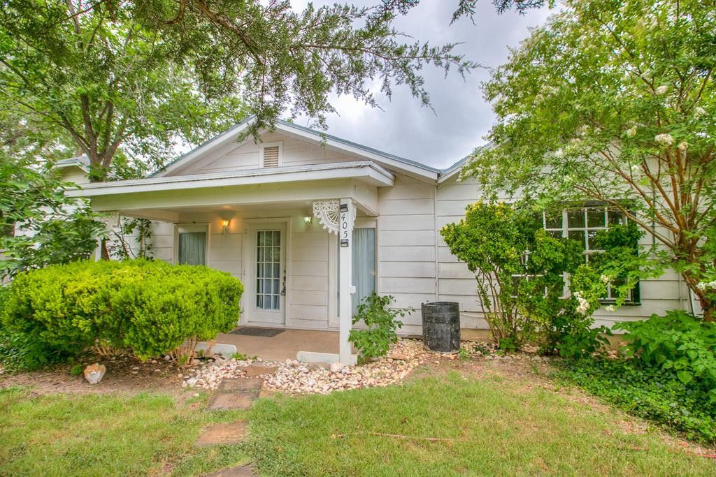 Image 1 of property listing at 405 W James Avenue, Mertzon, TX 76941