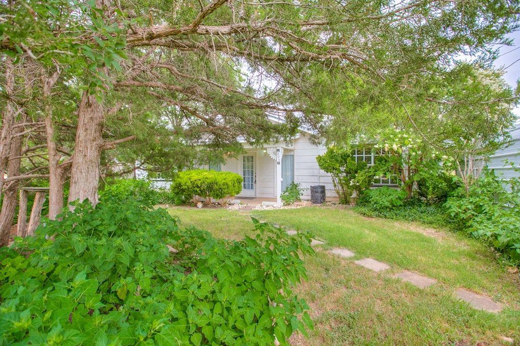 Image 4 of property listing at 405 W James Avenue, Mertzon, TX 76941