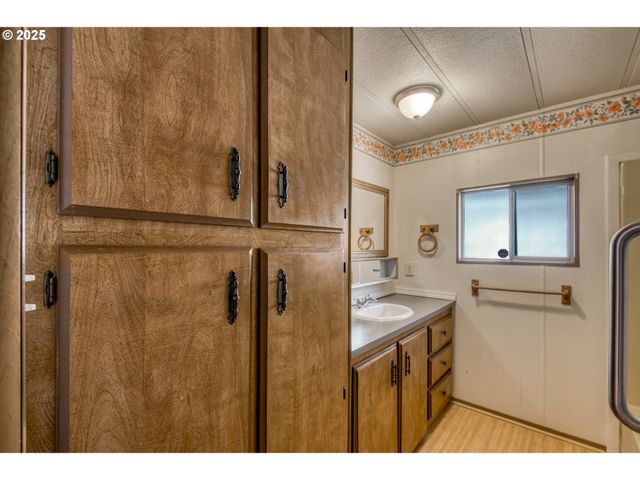 13640 Se HIGHWAY 212 95, Clackamas, OR 97015