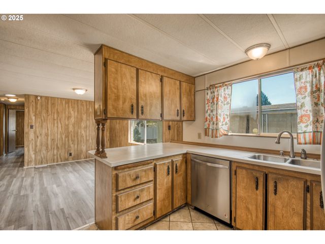 13640 Se HIGHWAY 212 95, Clackamas, OR 97015