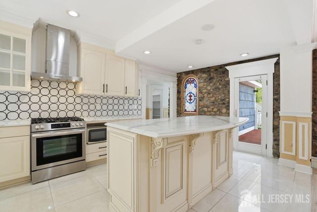 905 N Washington Avenue, Green Brook, NJ 08812
