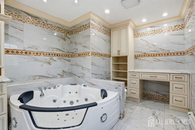 905 N Washington Avenue, Green Brook, NJ 08812
