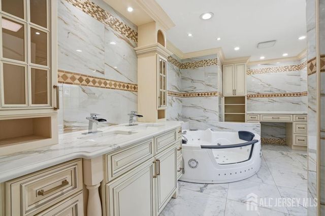 905 N Washington Avenue, Green Brook, NJ 08812