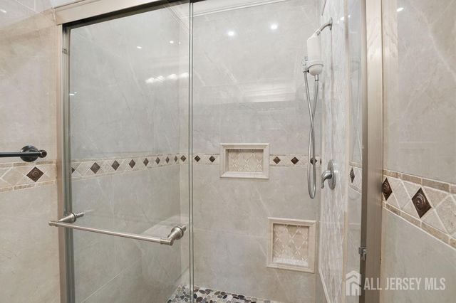 905 N Washington Avenue, Green Brook, NJ 08812
