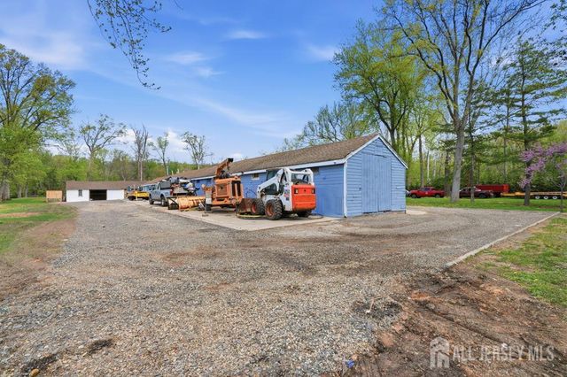 905 N Washington Avenue, Green Brook, NJ 08812