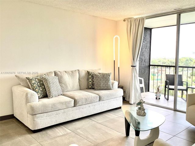 8900 Washington Blvd PH2A, Pembroke Pines, FL 33025