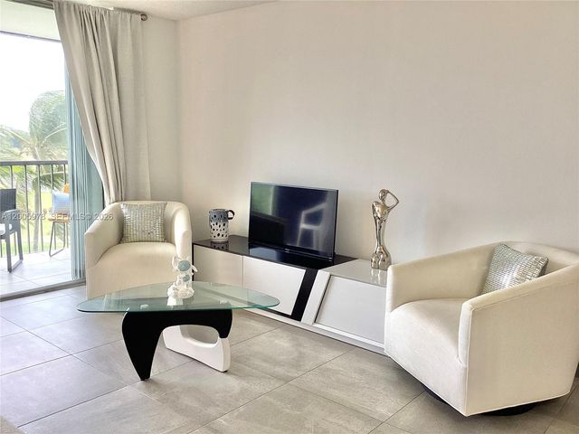 8900 Washington Blvd PH2A, Pembroke Pines, FL 33025