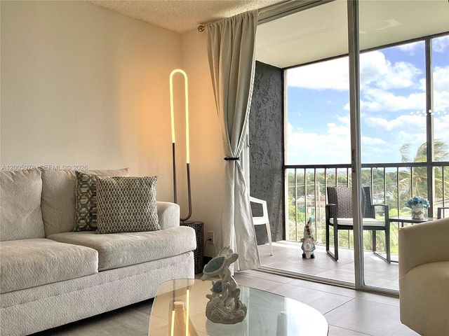 8900 Washington Blvd PH2A, Pembroke Pines, FL 33025