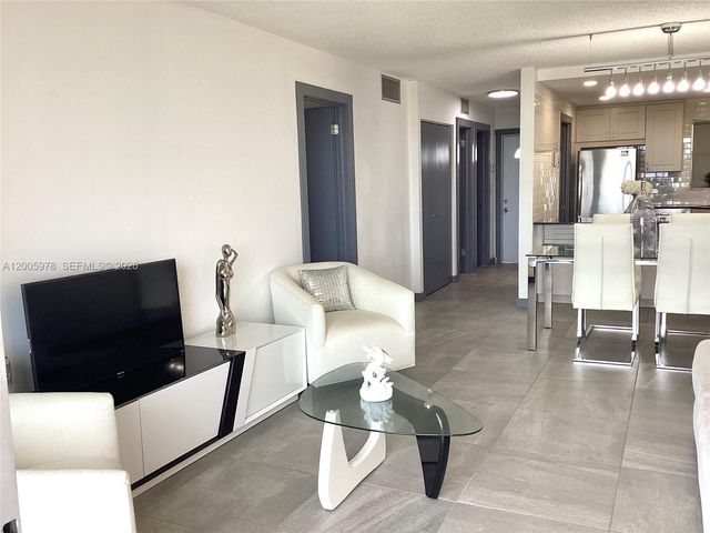 8900 Washington Blvd PH2A, Pembroke Pines, FL 33025