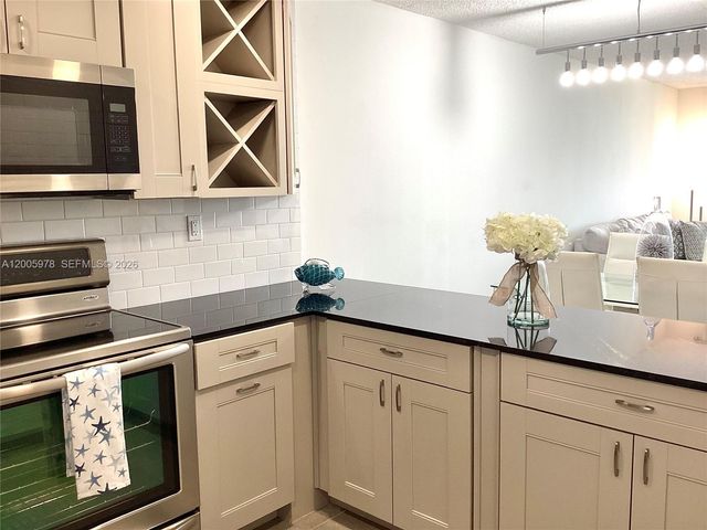 8900 Washington Blvd PH2A, Pembroke Pines, FL 33025