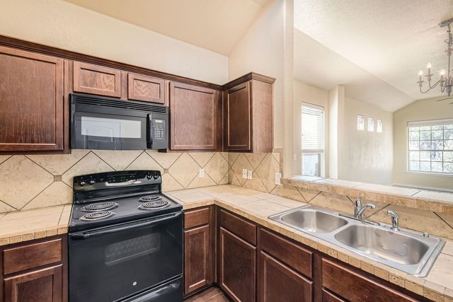 107 Creekside Villa DR, Kyle, TX 78640