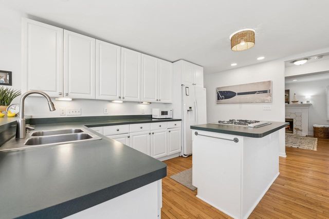 261 Waubun DRIVE, Fontana, WI 53125