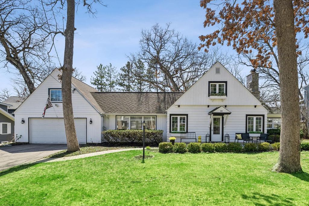261 Waubun DRIVE, Fontana, WI 53125