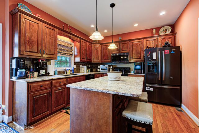 7915 Kendrick Crossing Ln, Louisville, KY 40291