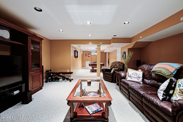 7915 Kendrick Crossing Ln, Louisville, KY 40291