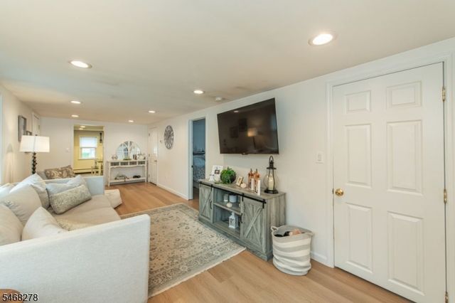 33 Mountain Ave, Hanover Twp., NJ 07927
