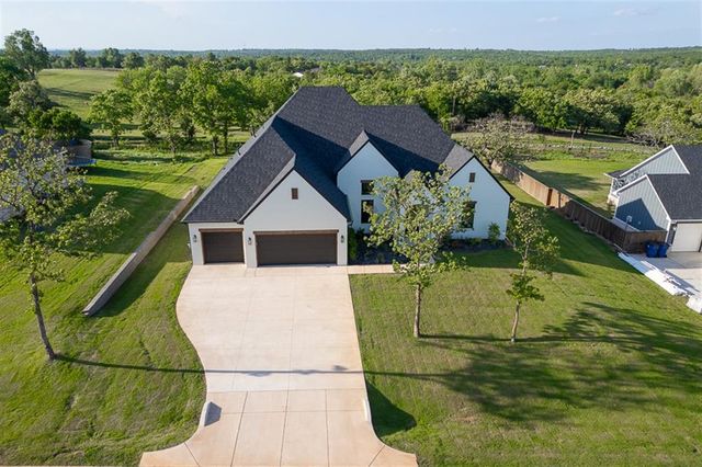 3072 Road Runner Court, Guthrie, OK 73044