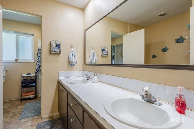 448 W Bird, Nampa, ID 83686