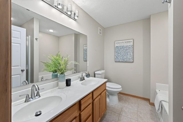 594 Sutherland Drive, Woodbury, MN 55129