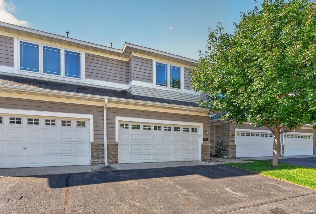 594 Sutherland Drive, Woodbury, MN 55129 — photo 2