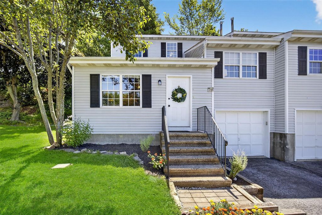 16 Hemlock Court, Fishkill, NY 12524