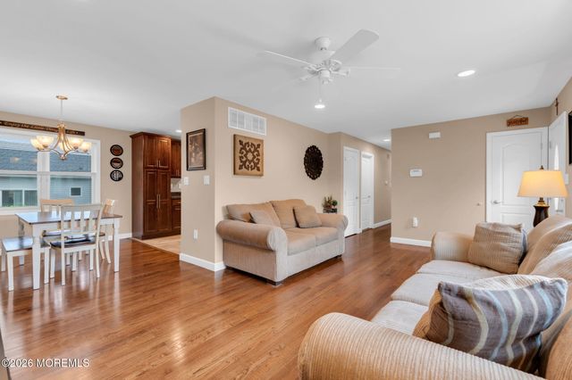 32 Bowline Street, Beachwood, NJ 08722