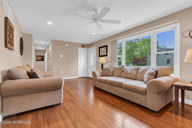 32 Bowline Street, Beachwood, NJ 08722