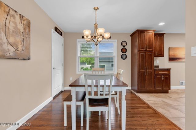 32 Bowline Street, Beachwood, NJ 08722