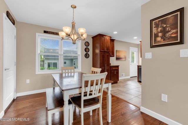32 Bowline Street, Beachwood, NJ 08722