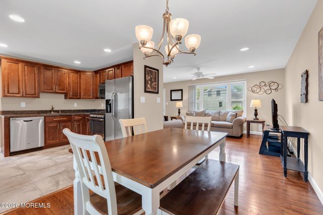 32 Bowline Street, Beachwood, NJ 08722