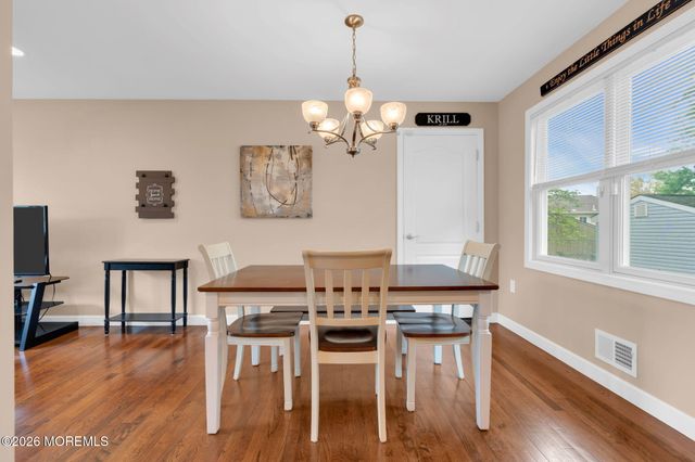 32 Bowline Street, Beachwood, NJ 08722