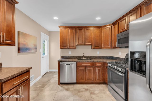 32 Bowline Street, Beachwood, NJ 08722