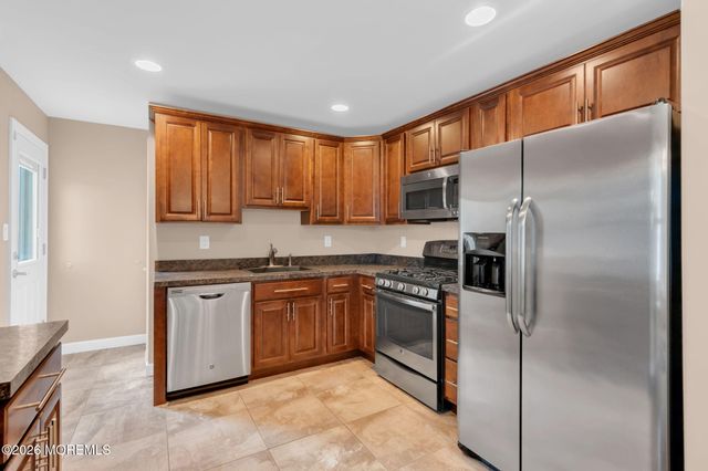 32 Bowline Street, Beachwood, NJ 08722