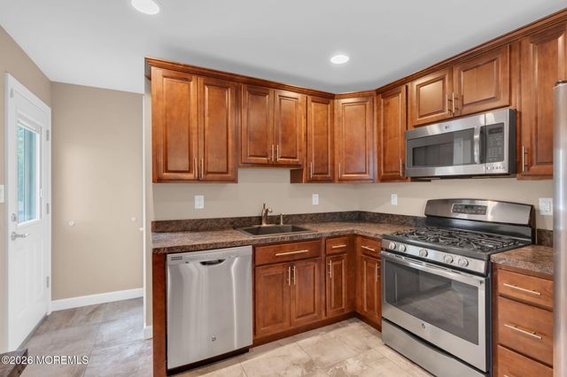 32 Bowline Street, Beachwood, NJ 08722
