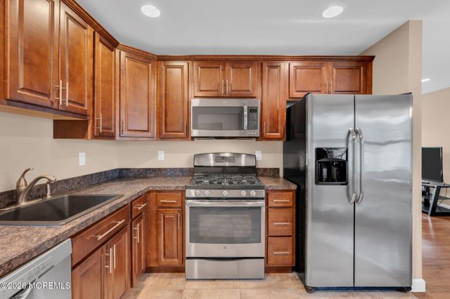 32 Bowline Street, Beachwood, NJ 08722