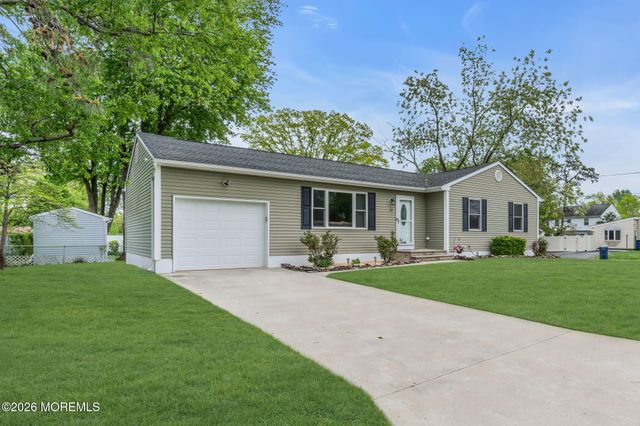 32 Bowline Street, Beachwood, NJ 08722