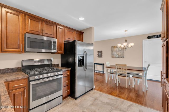 32 Bowline Street, Beachwood, NJ 08722
