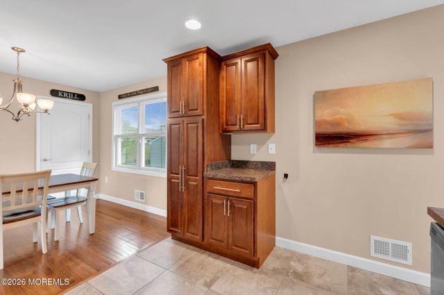 32 Bowline Street, Beachwood, NJ 08722