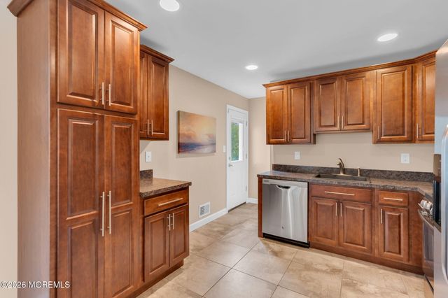 32 Bowline Street, Beachwood, NJ 08722